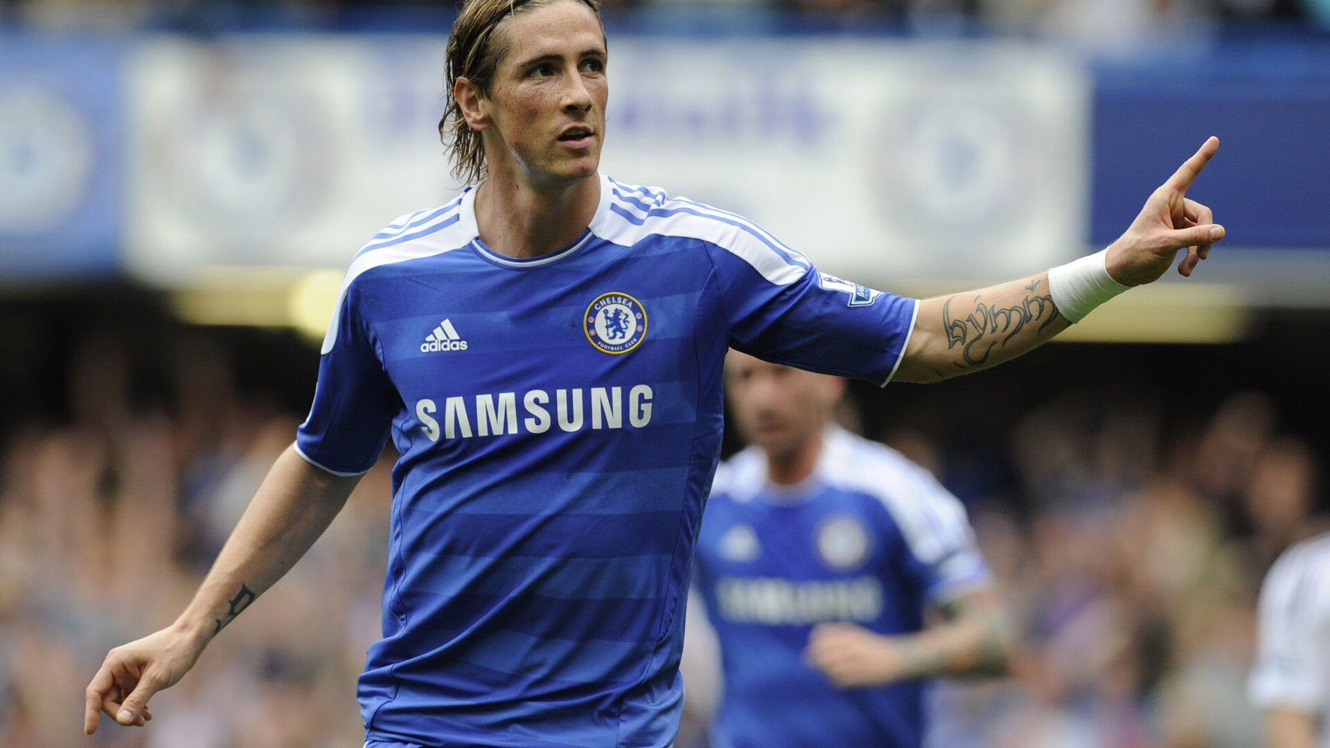 “激烈追逐：车队之间的巅峰对决”，激烈的追逐英语