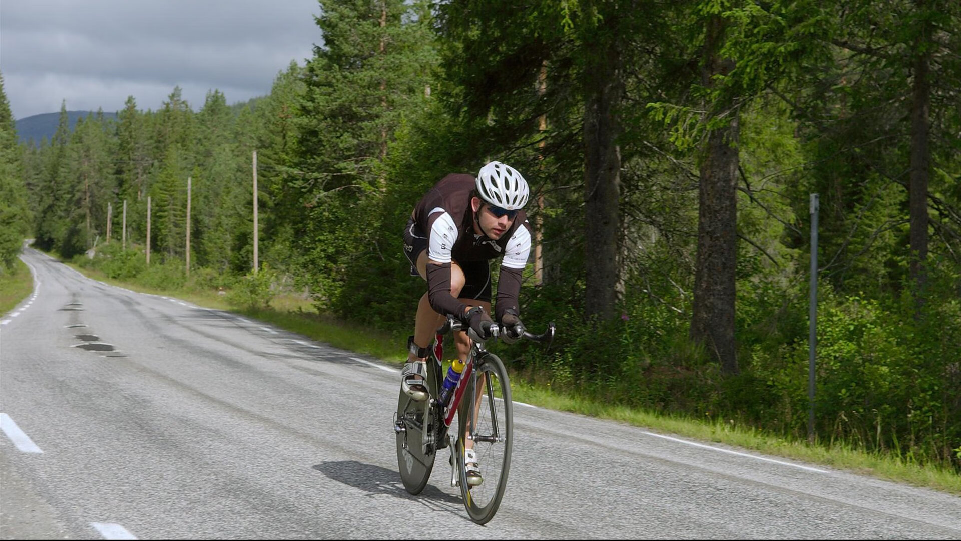 “雪地争锋：北极极寒赛段的速度传奇”，北极雪地飙车电影